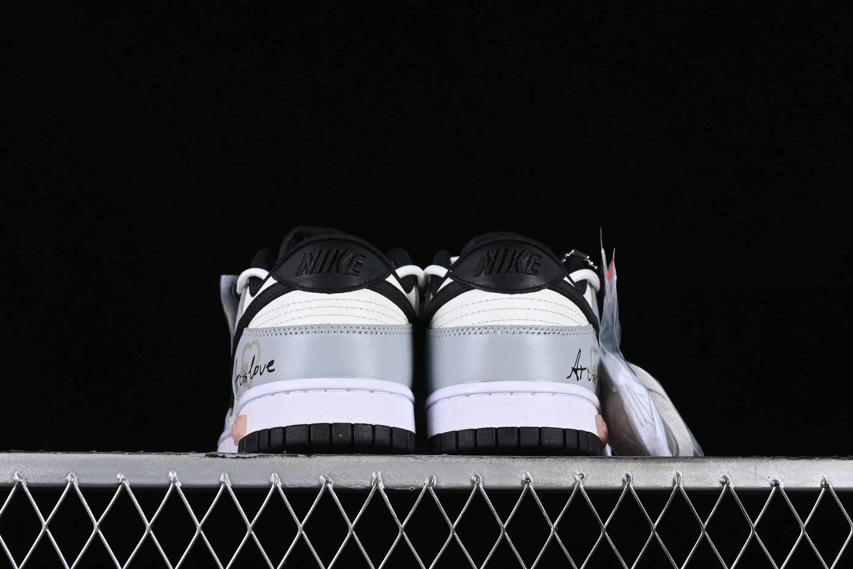 All Categories Nk SB Dunk Series Nk SB Dunk Low Low-top sneakers Nk Dunk Low Panda Prank-The Art of Love SB strappy low-top casual sneakers DD1391-100